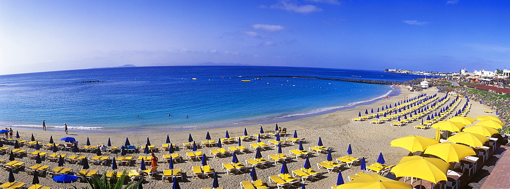 Yellow sun umbrellas on a sandy beach, Playa Dorada, Playa Blanca, Lanzarote, Canary Islands, Spain, Europe