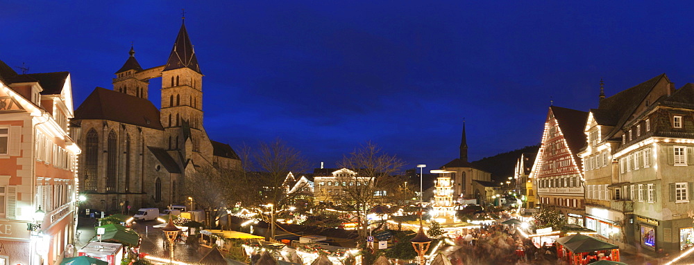 Christmas on the marketplace in Esslingen with church of St. Dionys and Kielmeyerhaus building, Esslingen am Neckar, Baden-Wuerttemberg, Germany, Europe