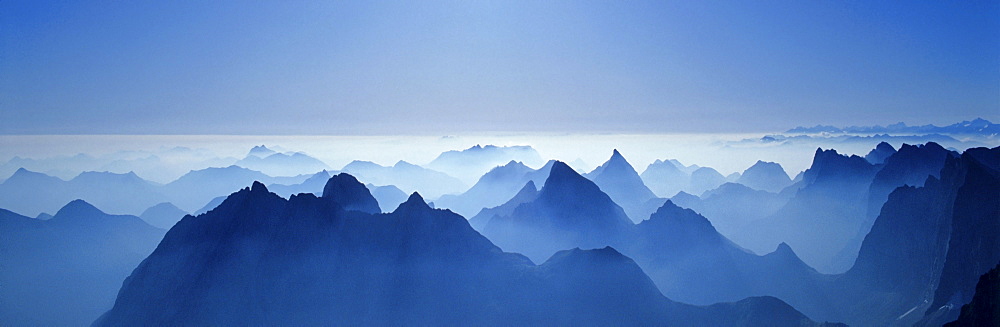 View from the Birkkarspitze, backlight, Karwendel, Tyrol, Austria