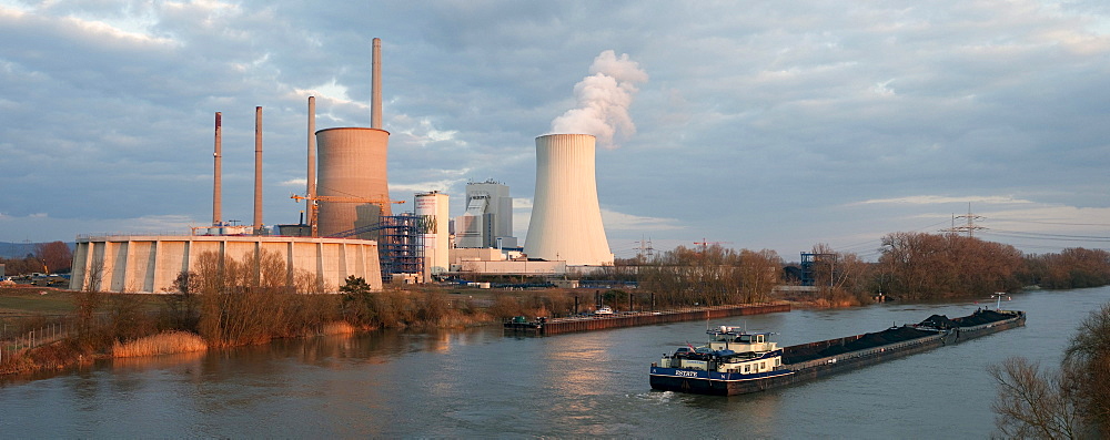 Freighter in front of the Staudinger coal-fired power plant, energy company EON, at the river Main, Grosskrotzenburg, Hesse, Germany