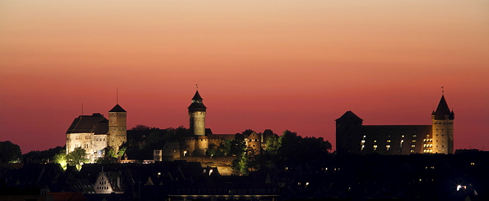 Nuremberg Castle, Kaiserburg panorama, gables of the Fembohaus, former imperial stables, now a youth hostel, illuminated in red evening light, historic city centre, Nuremberg, Middle Franconia, Bavaria, Germany, Europe