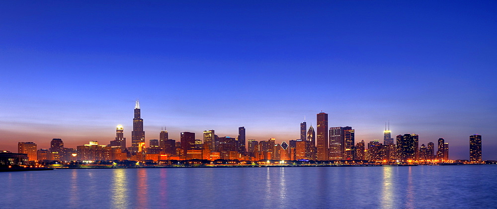 Skyline, skyscrapers, Willis Tower, formerly Sears Tower, 311 South Wacker, John Hancock Center, Aon Center, 77 West Wacker Drive, Two Prudential Plaza, Smurfit-Stone Building, Trump International Tower, dusk, Lake Michigan, Chicago, Illinois, United Stat