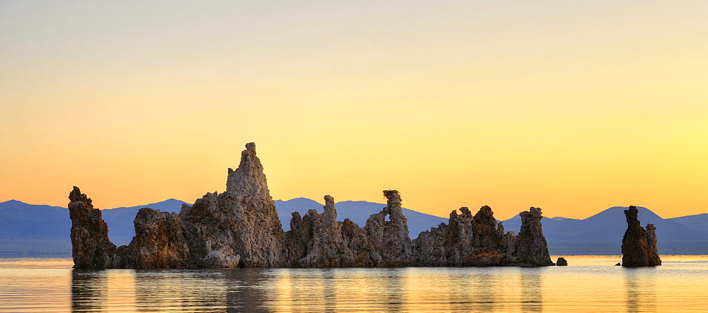 Parachute Tufa, dawn, sunrise, tufa rocks, tufa formations, South Tufa Area, Mono Lake, saline lake, Mono Basin and Range Region, Sierra Nevada, California, United States of America, USA