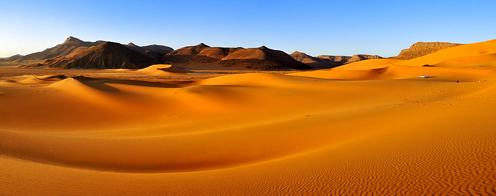 Dunes Noires sand dunes at Tadrart, Tassili n'Ajjer National Park, Unesco World Heritage Site, Algeria, Sahara, North Africa