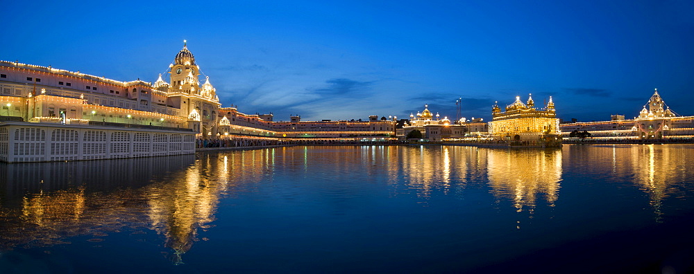 Sikh sanctuary Harmandir Sahib or Golden Temple in the Amrit Sagar or lake of nectar, Amritsar, Punjab, North India, India, Asia