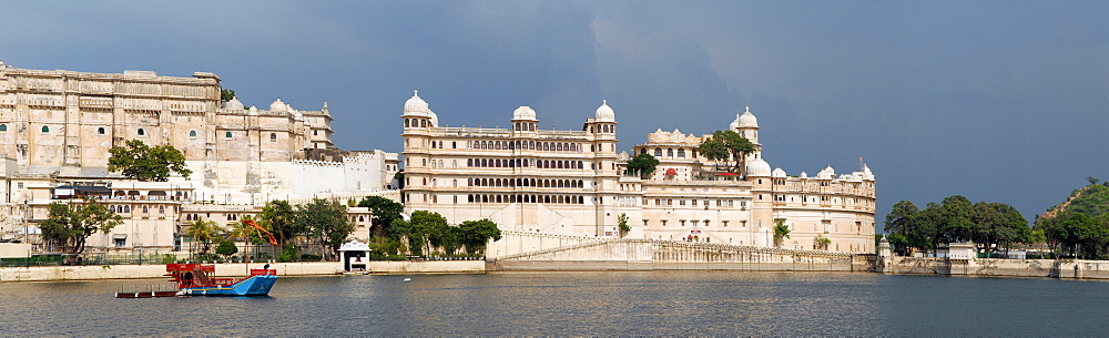 City Palace on Lake Pichola, Udaipur, Rajasthan, North India, India, Asia