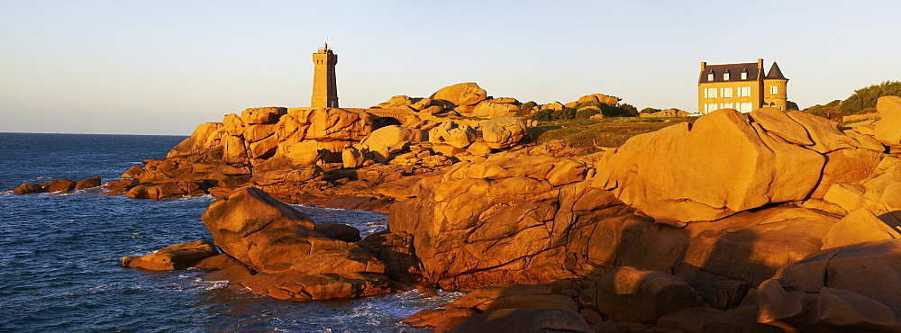 Pointe de Squewel and Mean Ruz Lighthouse, Men Ruz, littoral house, Ploumanach, Cote de Granit Rose, Cotes d'Armor, Brittany, France, Europe