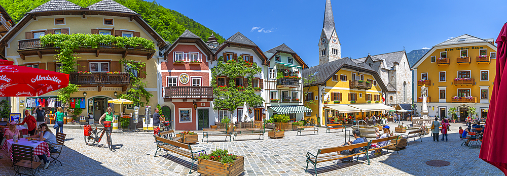 View of Marktplatz in Hallstatt village, UNESCO World Heritage Site, Salzkammergut region of the Alps, Salzburg, Austria, Europe