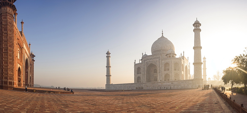 Dawn at the Taj Mahal, UNESCO World Heritage Site, Agra, Uttar Pradesh, India, Asia