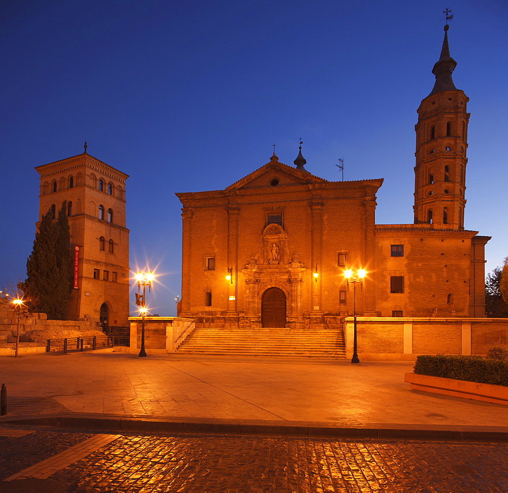 Torreon de la Zuda (left) and the church San Juan de los Panetes in the evening, Zaragoza, Saragossa, province of Zaragoza, Aragon, Northern Spain, Spain, Europe