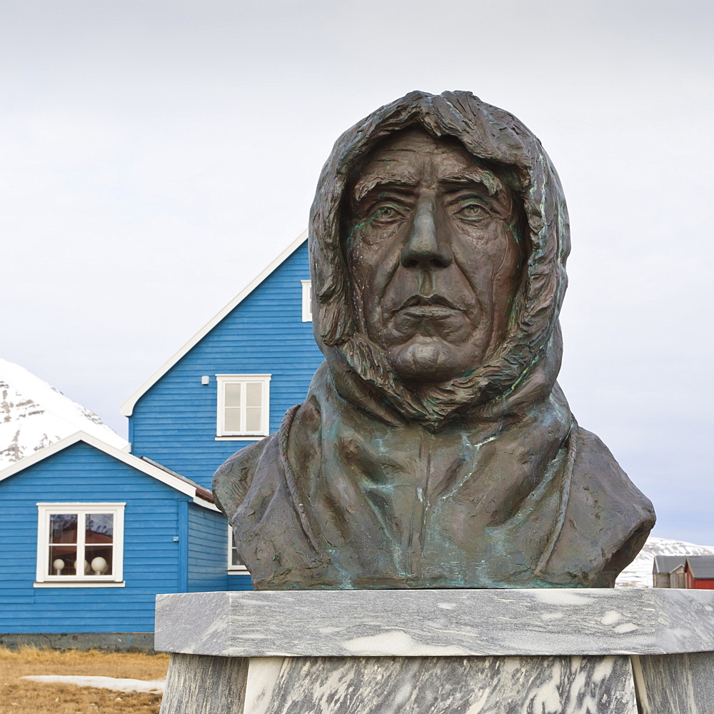 Statue of Roald Amundsen, Ny Alesund, Spitsbergen (Svalbard), Arctic, Norway, Scandinavia, Europe 