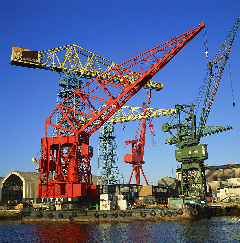 Cranes at the Swan Hunter shipyard on the River Tyne, Northeast, England, United Kingdom, Europe