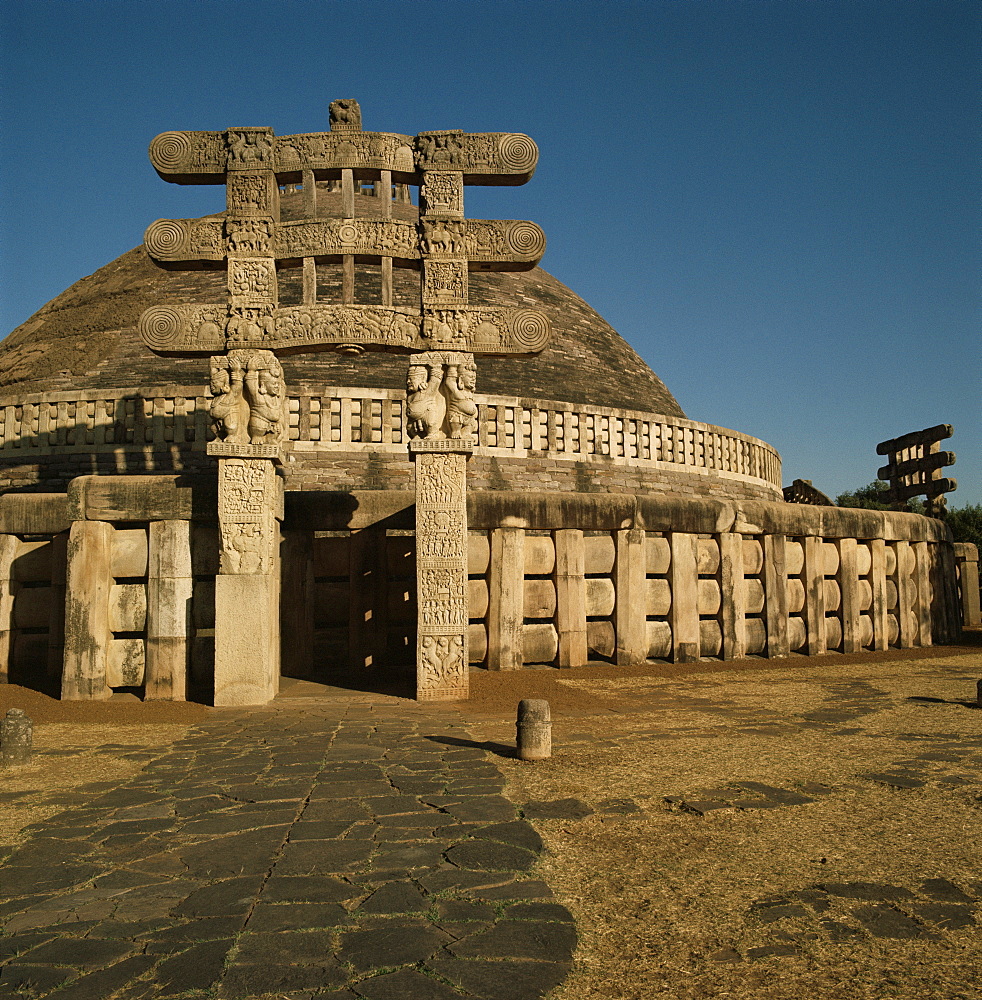 The West Gate, torana, Great Stupa, Sanchi, UNESCO World Heritage Site, Madhya Pradesh, India, Asia