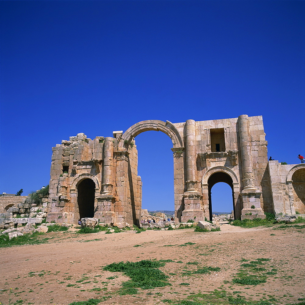 Hadrian's Arch, dating from 129 AD, built to commemorate visit of the emperor Hadrian, Jerash, one of the ancient Roman cities of the Decapolis, Jerash, Jordan, Middle East