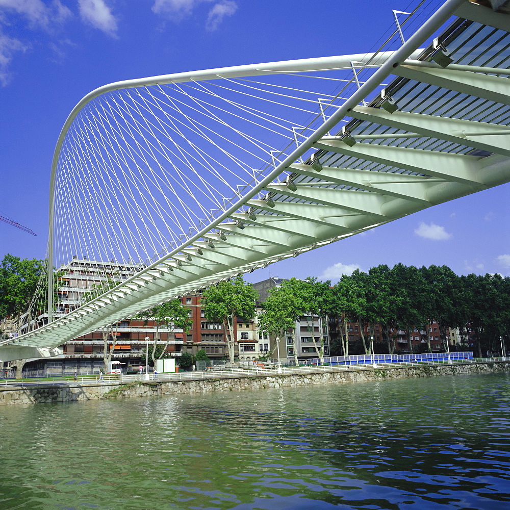 Zubizuri curved pedestrian bridge over Bilbao River, Bilbao, Pais Vasco (Vizcaya), Spain, Europe