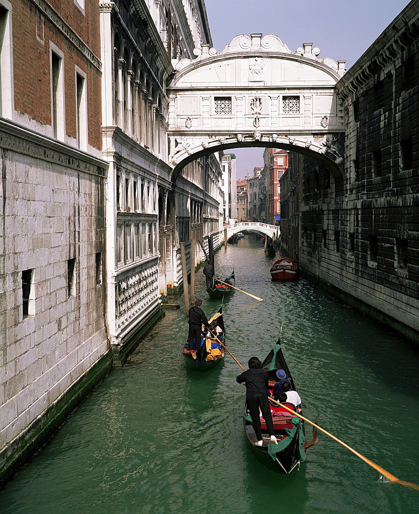 Bridge of Sighs and gondolas, Venice, Veneto, Italy, Europe