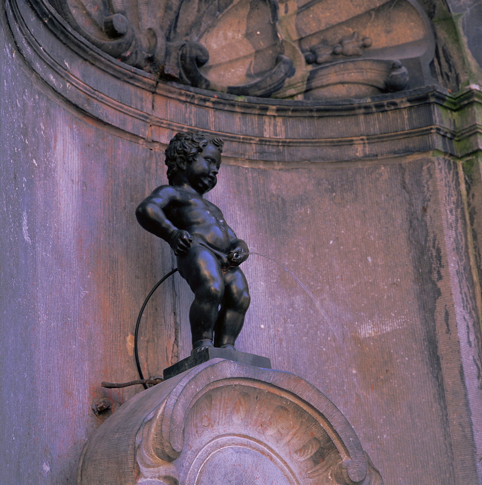 Statue of the Manneken Pis, Brussels (Bruxelles), Belgium, Europe