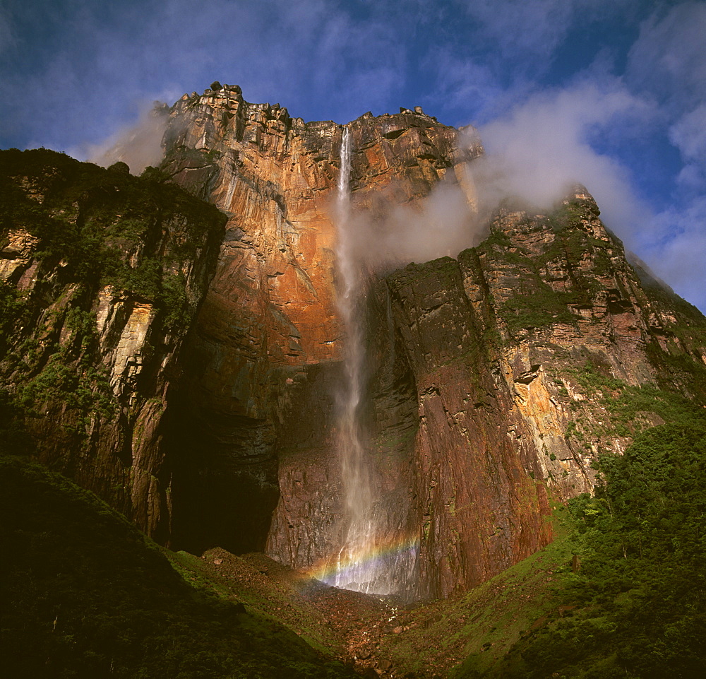 Angel Falls and Mount Auyantepui (Auyantepuy) (Devil's Mountain), Tepuis, Venezuela, South America