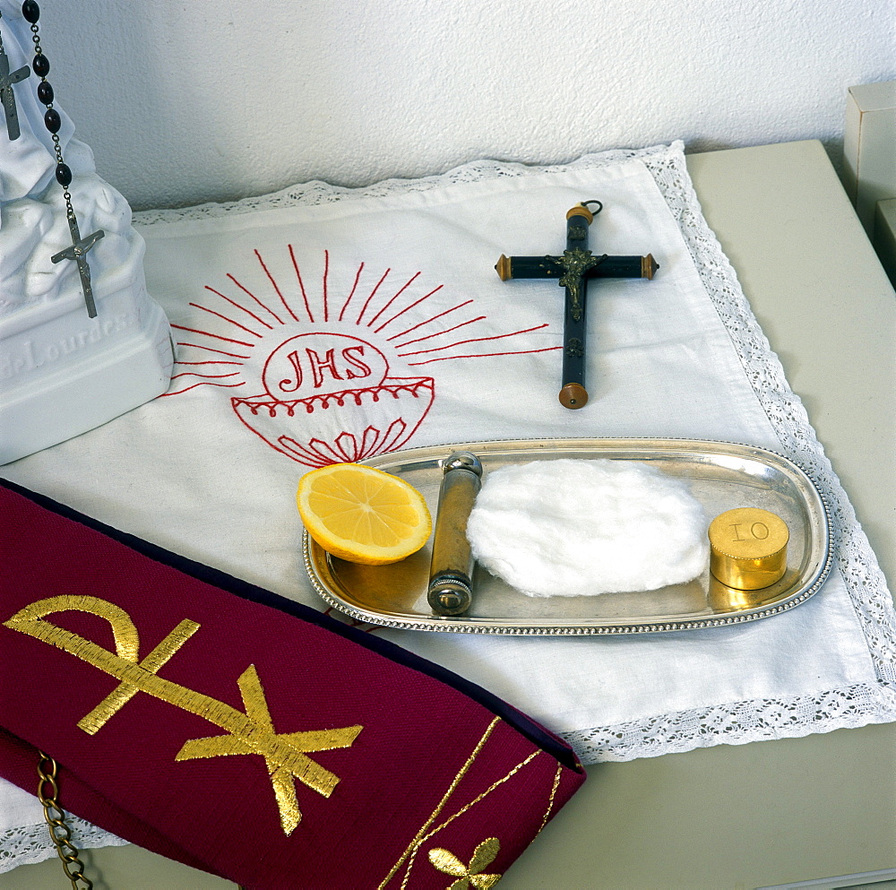 Utensils for the anointing of the sick, Pyxis, holy water sprinkler, cotton, cross, stole