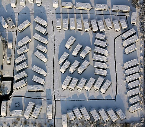 Aerial photo, campervans in the snow, Herringen, Hamm, Ruhr area, North Rhine-Westphalia, Germany, Europe