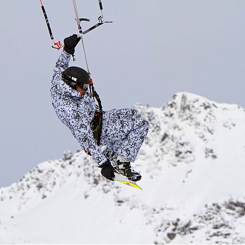 Snow kiting, snow boarder with kite, Obertauern, Hohe Tauern region, Salzburg, Austria, Europe