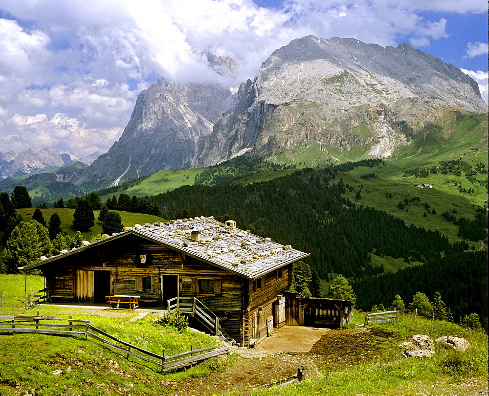 Alm Hut, Langkofel and Plattkofel mountains, Seiseralm Alpe di Siusi, Dolomites, South Tyrol, Italy, Europe