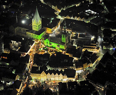 Aerial photo, night shot, Christmas market, town hall, St. Patrokli Dom Cathedral, Morgner-Haus building, site of the Alte Pfalz, imperial palace, St.-Petri-Kirche church, Soest, South Westphalia, North Rhine-Westphalia, Germany, Europe