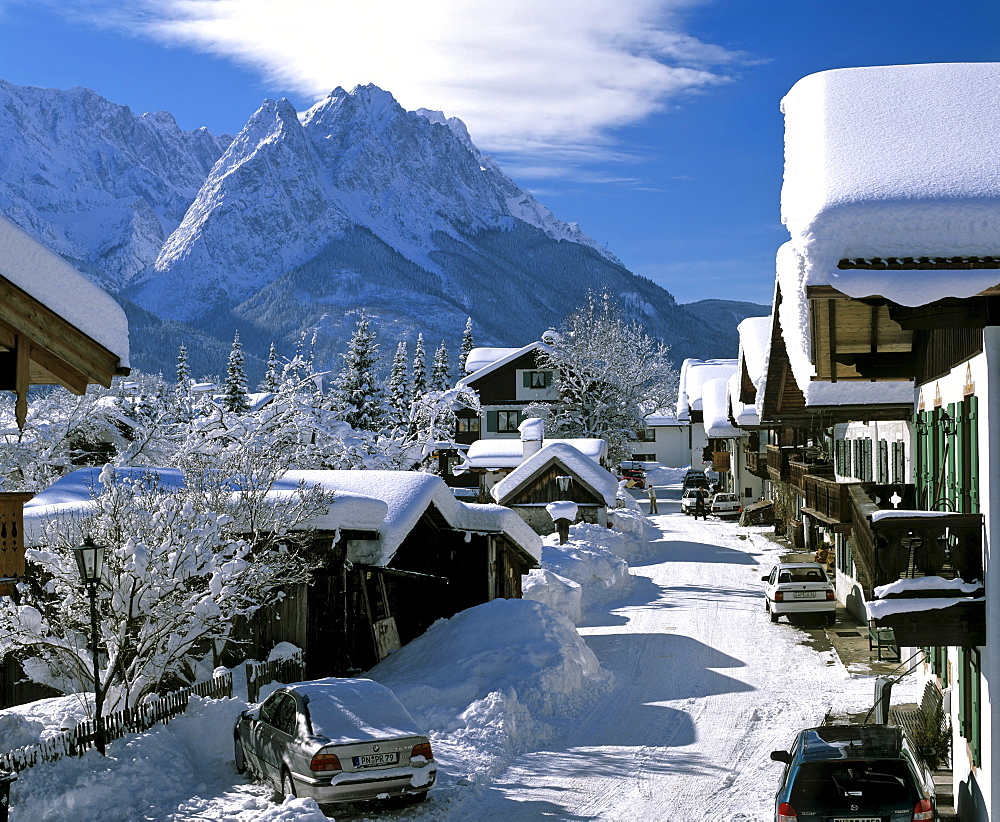 Spring Road ("Fruehlingsstrasse") in wintertime, Wetterstein Range and the Zugspitze, Germany's highest mountain, Garmisch-Partenkirchen, Upper Bavaria, Bavaria, Germany, Europe