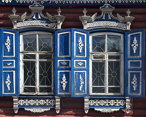 Windows with Ornamentic frames at different old Sibirian Wooden Houses, Omsk at the Rivers of Irtisch and Omka, Omsk, Sibiria, Russia, GUS, Europe,