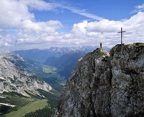 Gehrenspitze, Gipfelkreuz, behind Karwendelgebirge, Wettersteingebirge, Tyrol, Austria