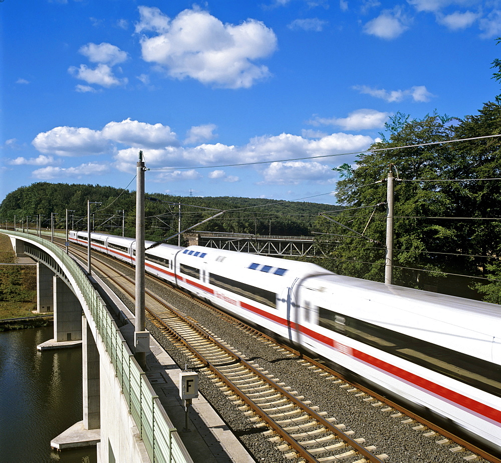 249 m or 817 ft-long Fuldatalbruecke Kragenhof (Fulda Valley Bridge Kragenhof), part of the ICE Hanover-to-Wuerzburg high-speed railway line near Kirchheim, Hesse, Germany, Europe