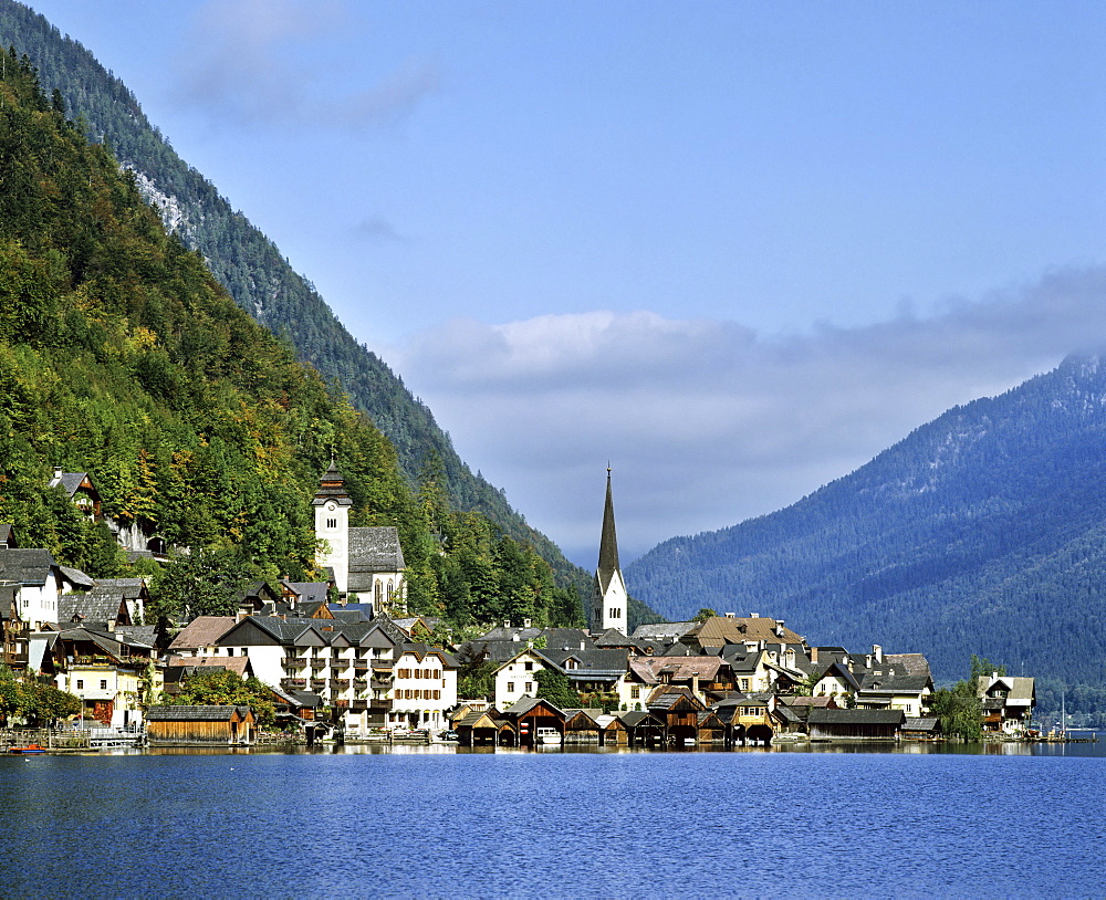 Hallstatt, Hallstaetter See (Lake Hallstatt), Salzkammergut area, Upper Austria, Austria, Europe