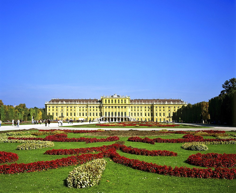 Park at Schloss Schoenbrunn (Schoenbrunn Castle), Vienna, Austria, Europe