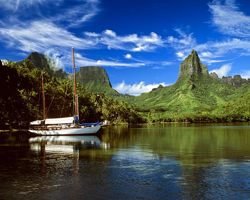 Sailing boat in Cook's or Paopao Bay, Mt. Rotui and Mt. Mouaroa, Moorea, Society Islands, French Polynesia, South Pacific, Oceania