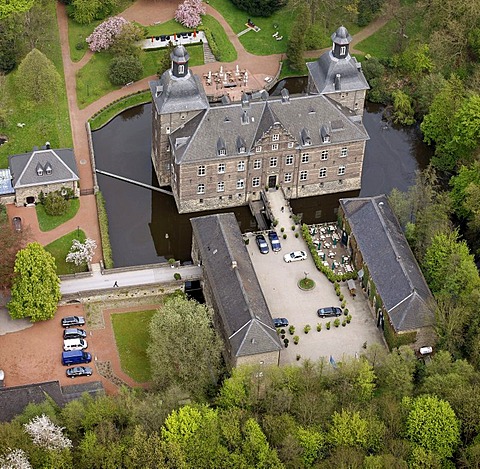 Aerial view, Schloss Hugenpoet moated castle, star restaurant and castle hotel, Essen-Kettwig, Essen, Ruhrgebiet region, North Rhine-Westphalia, Germany, Europe