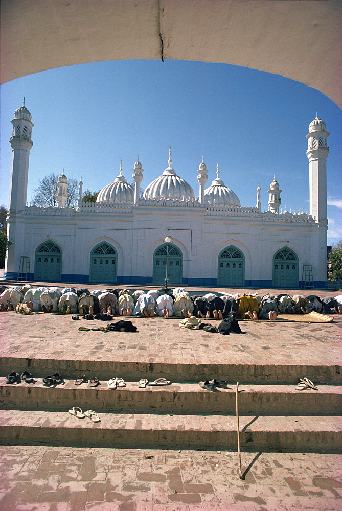 Muslims praying at the mosque, Peshawar, Pakistan, Asia