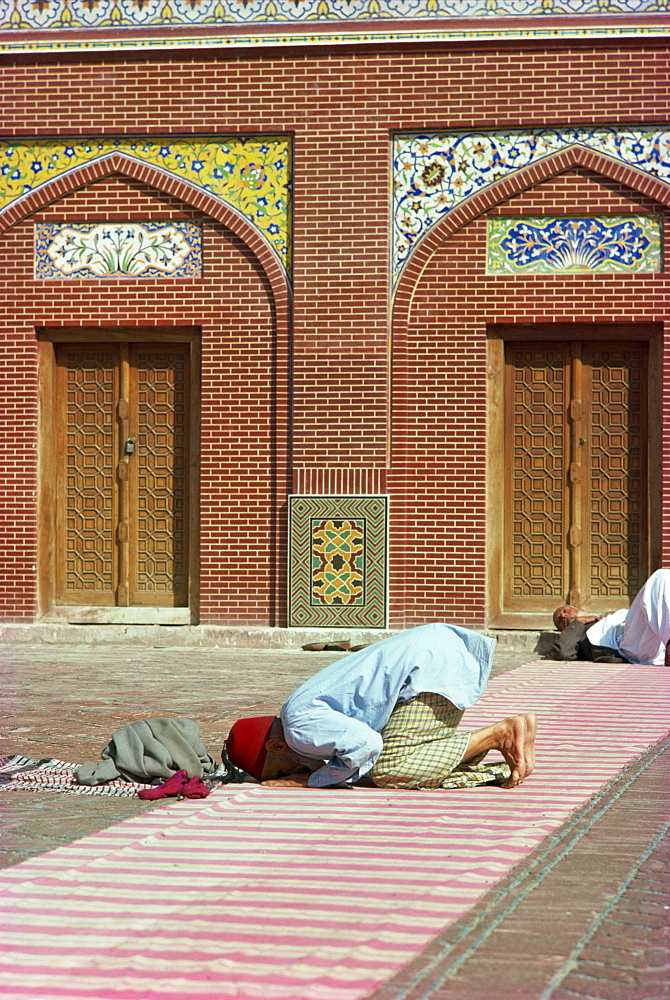 Man praying, Wazir Khan Mosque, Lahore, Pakistan, Asia