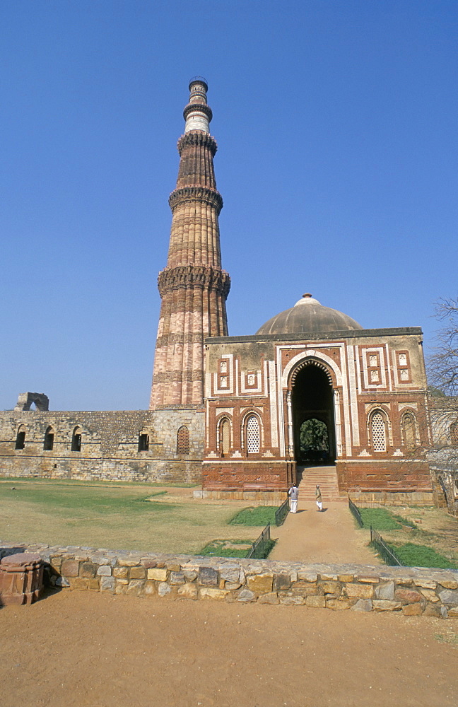 Qutab Minar (Qutub Minar), dating from circa 1200AD, Delhi, India, Asia