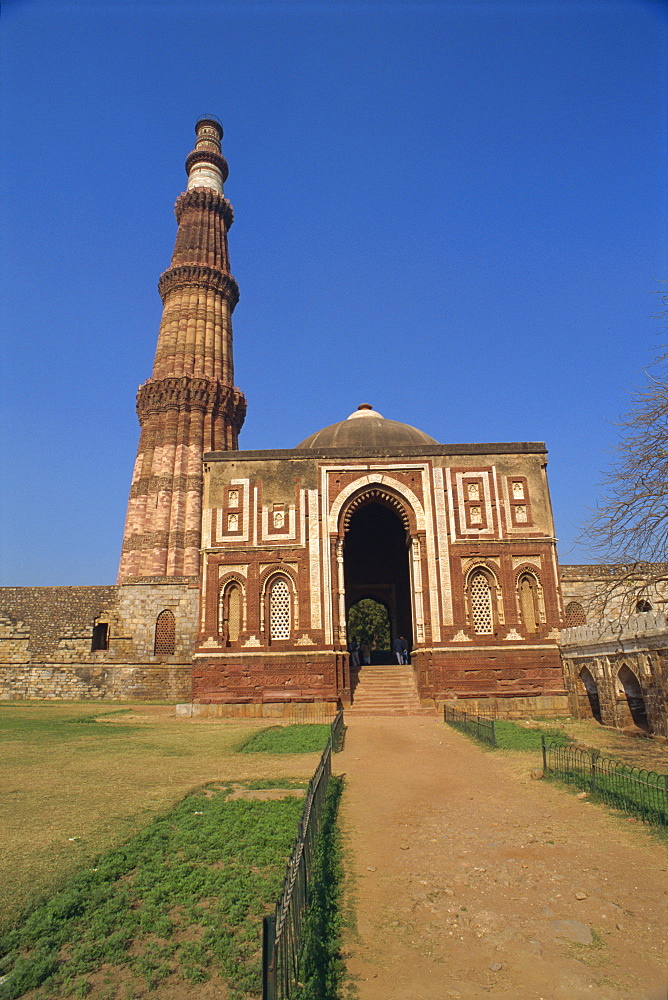 The Qutub Minar, dating from circa 1200 AD, UNESCO World Heritage Site, Delhi, India, Asia