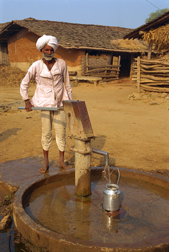 Village well, Dhariyawad, Rajasthan state, India, Asia