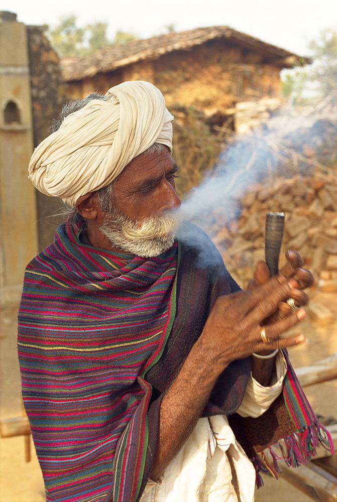 Elderly man smoking, Dhariyawad, Rajasthan state, India, Asia