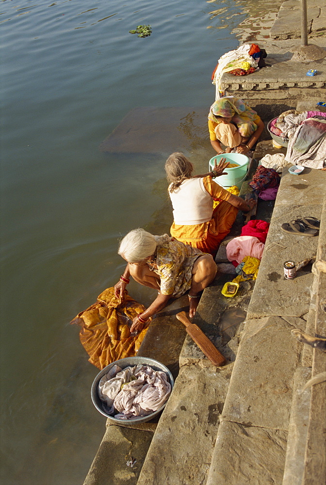 Ghats for bathing and washing clothes, Udaipur, Rajasthan state, India, Asia