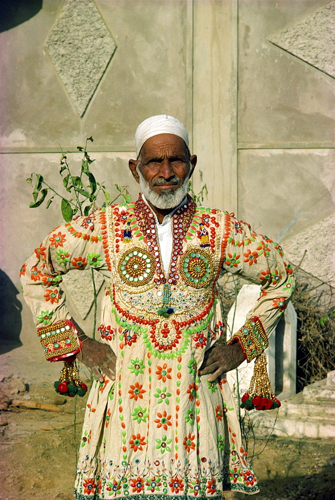 Man in traditional dress, Alipur village, near Rawalpindi, Pakistan, Asia