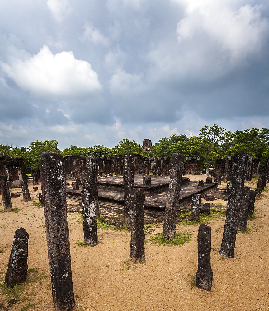 Vertical columns, the Kiri Vihara Buddhist temple ruins, Polonnaruwa, UNESCO World Heritage Site, Sri Lanka, Asia 