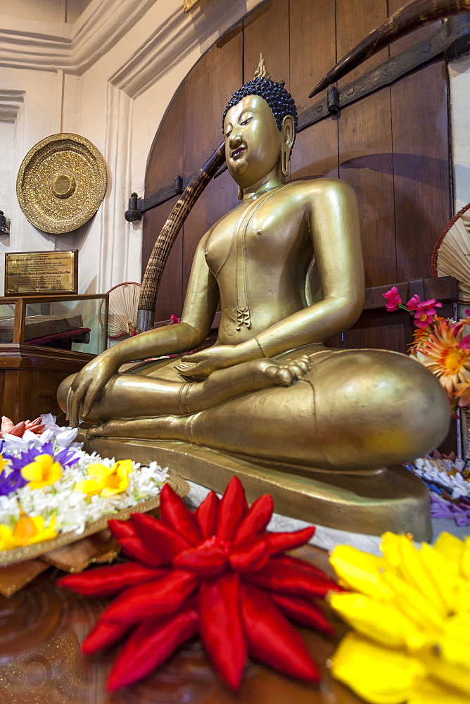 Statue of sitting Buddha, Temple of the Sacred Tooth Relic, Kandy, UNESCO World Heritage Site, Sri Lanka, Asia 