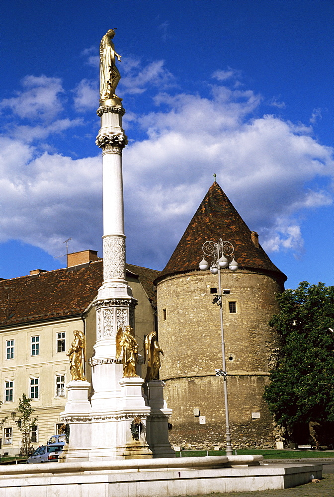 Statue of the Virgin Mary outside cathedral, Kaptol, Zagreb, Croatia, Europe