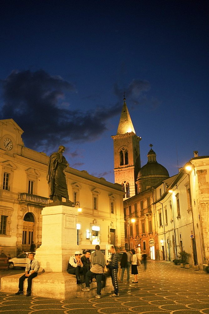 Statue of Ovid, Piazza XX Settembre, Sulmona, Abruzzo, Italy, Europe