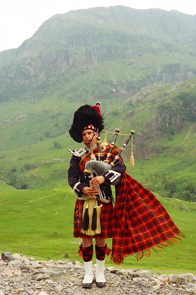 Bagpiper, Glencoe, Highlands, Scotland, United Kingdom, Europe