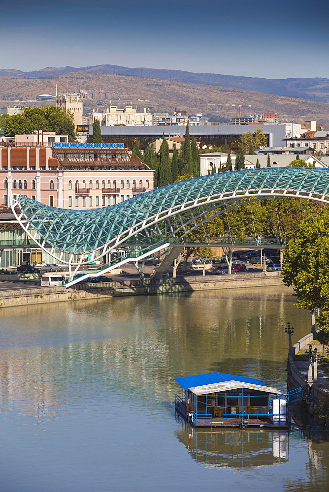 Peace Bridge (Bridge of Peace) over the Mtkvari (Kura) River, Tbilisi, Georgia, Caucasus, Central Asia, Asia 