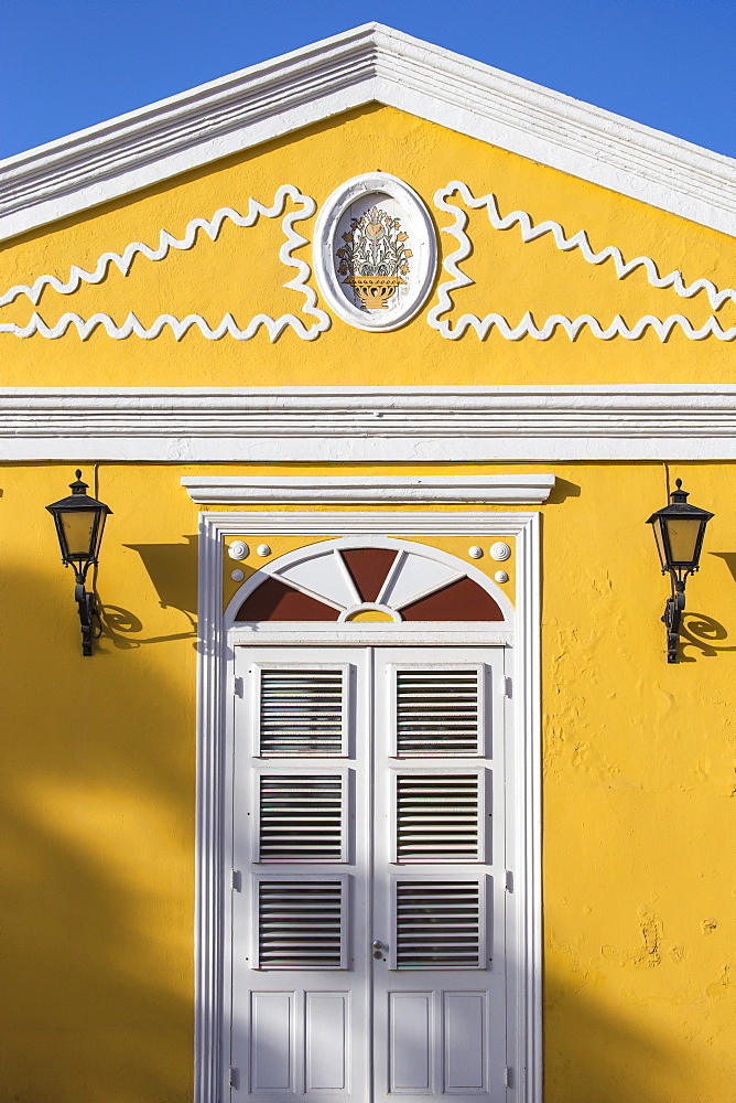 Colonial building on Plasa Horacio Hoyer, Pietermaai, Willemstad, Curacao, West Indies, Lesser Antilles, former Netherlands Antilles, Caribbean, Central America